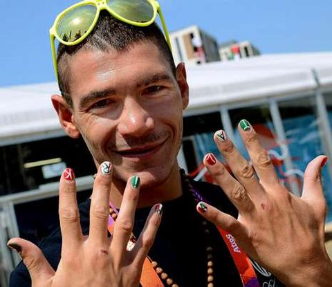 1. La nadadora brit�nica Rebecca Adlington, con su bandera en las u�as. 2. La gallega Teresa Portela, luciendo el escudo de Espa�a. 3. La francesa Delphine Reau, con una cuidada manicura que incorpora los colores de su pa�s. 4. La nadadora Ruta Meilutyte, de 15 a�os, llev� a Lituania en sus u�as. 5. Una jugadora de v�ley alemana, sigue la tendencia que marcaron los Juegos. 6. El boxeador Domenico Valentino, con los colores de Italia.