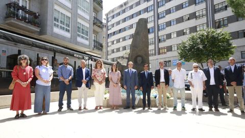 A corporaci�n municipal de Ferrol, xunto � estatua adicada a Xos� Fontenla Leal.