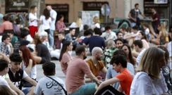 Jvenes en el barrio de Gracia de Barcelona, en una imagen de archivo