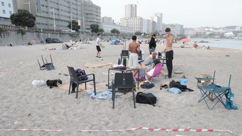 Las playas de Riazor y Orz�n amanecieron llenas de j�venes que pasaron la noche sobre la arena para disfrutar del San Xo�n