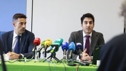 El director de aeropuertos Grupo II de Aena, Ra�l Moya, junto al director del aeropuerto de A Coru�a, Joan Ib��ez, este mi�rcoles durante la presentaci�n del plan de refuerzo para Alvedro