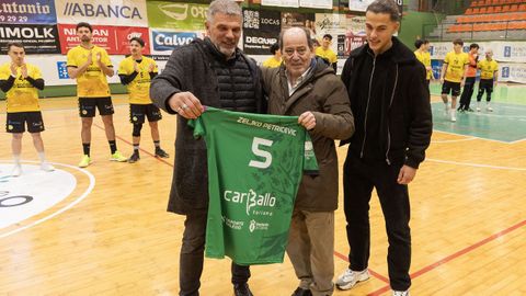 Zico Petricevic, Luciano Calvo y el hijo de Zico, Andrija, en el pabell�n Vila de Noia de Carballo.