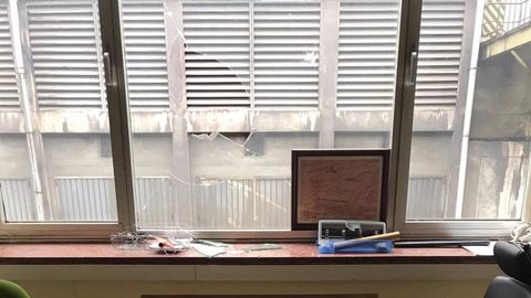 Cristales apedreados en el local del Comit� de Empresa de ArcelorMittal en la factor�a de Veri�a (Gij�n)