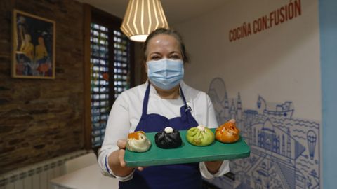 Variedad de colores y sabores | En A Casa dos Xacobes (Santiago) preparan cuatro baos diferentes. El negro es de guiso de chipirones con alioli; el verde, de verduras pochadas; el rojo, de lacn con grelos, y el blanco se rellena de un guiso de jarrete, con la salsa de su jugo y un toque de kimchi.