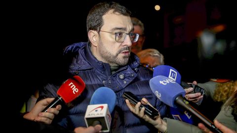 El presidente del Principado Adrian Barb�n atiende a los medios de comunicaci�n para informar sobre la explosi�n de gas que se ha producido hoy lunes en la localidad asturiana de Mieres