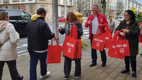 Reparto electoral de integrantes locales del PSOE, en foto de archivo.