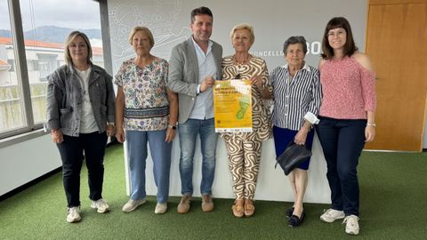 Jos� Ram�n Romero acompa�� a la junta directiva de la Asociaci�n Contra el C�ncer en la presentaci�n de la andaina de Boiro