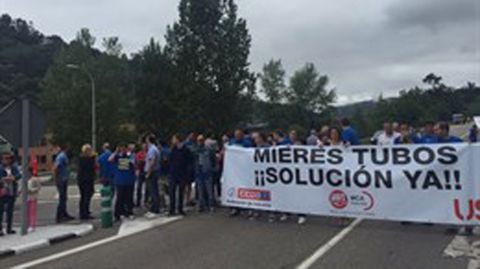 Los trabajadores de Mieres Tubos se concentran para reclamar los salarios que les deben