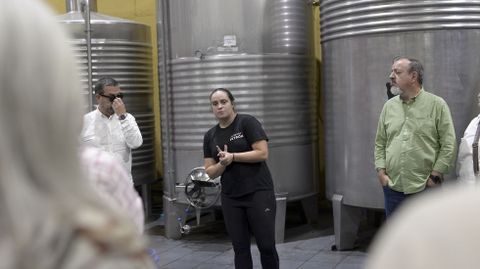 El equipo técnico de la bodega dio las explicaciones en el recorrido
