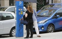 Una pareja pagando la ORA en uno de los parqu�metros instalados en San Agust�n. 