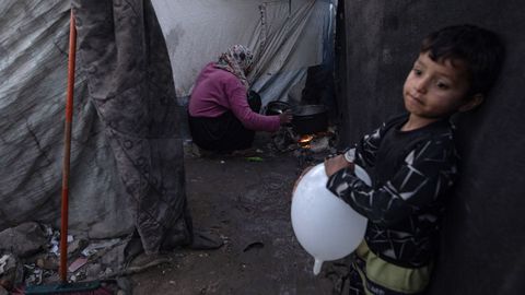 Un ni�o en una de las pobres tiendas de un campamento al sur de Gaza