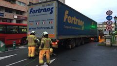 Momento en el que los Bombeiros de A Coru�a sacan el cami�n del t�nel de Juana de Vega