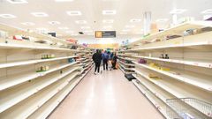 Los supermercados de Londres se vaciaron, mientras empresarios piden no hacer acopio.