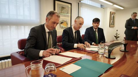El presidente de la SRP y director ejecutivo de la Agencia Sekuens, David Gonz�lez;��el director general de Operaciones de Indra Group, Frank Torres y el consejero de Ciencia, Industria y Empleo, Borja S�nchez, posan tras la firma del acuerdo.��<br />
