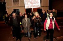 Los manifestantes interrumpieron al tr�fico al cruzar repetidamente un paso de peatones.
