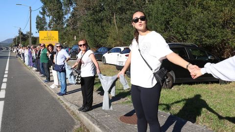 CADENA HUMANA DESDE EL HOSPITAL DEL BARBANZA AL CENTRO DE SALUD PARA PEDIR UNA SANIDAD PUBLICA DE CALIDAD