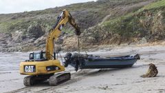 El tractor del Concello de Mux�a, incapaz de retirar la narcolancha varada en Nemi�a por el elevado peso
