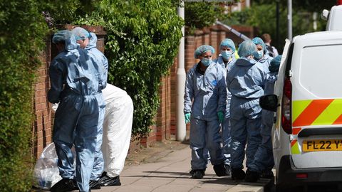 Forenses en la escena del crimen cometido en Londres