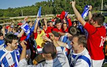 Los festejos del Baio comenzaron en el campo con equipo y aficionados unidos.