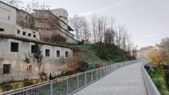 Edificios abandonados junto a la nueva pasarela, con la vieja c�rcel al fondo.