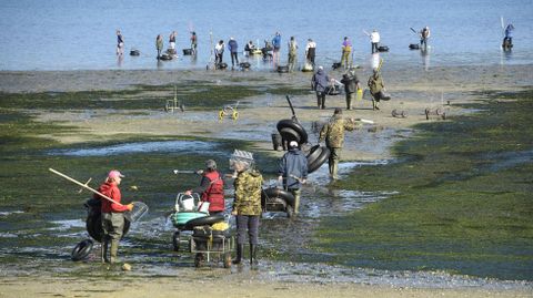 Mariscadoras empezando un día de trabajo este otoño en Os Praceres, en la ría de Pontevedra