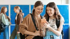Dos adolescentes mirando el m�vil de una de ellas, en una imagen de archivo.