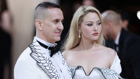 Jeremy Scott y Devon Aoki en la Met Gala