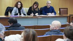Los abogados Mar�a Luisa P�rez, Ana Rosa Pena y Santiago Mart�nez, en la asamblea  celebrada en el sal�n de actos del colegio