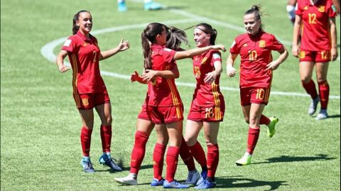 Jugadoras de la selecci�n sub-17 de f�tbol femenino celebran uno de sus goles en la final 