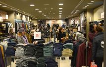 Pese a los contratos en el sector del comercio el paro subi� en diciembre en Ourense. 