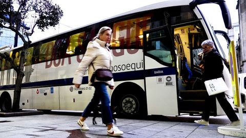 Una unidad m�vil en la calle Garc�a Barb�n, de Vigo. 
