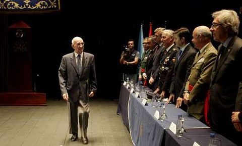 El agente Goday Enr�quez, de casi 100 a�os, recibi� la medalla al m�rito policial.