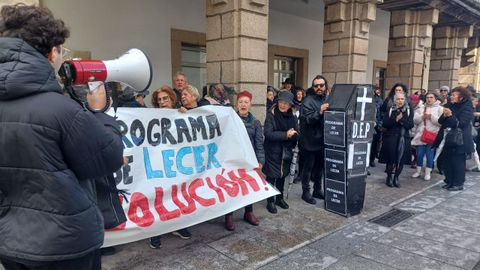 La protesta de los monitores y docentes del programa Lecer simul� una comitiva funeraria