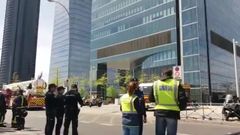 Efectivos policiales y de emergencia, ante la torre desalojada