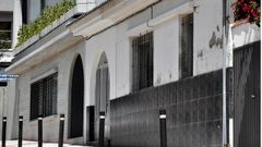 Al fondo, la rehabilitacin de scar Pedrs de una vivienda de la colonia de Casas Baratas de Juan Canalejo de Os Mallos (A Corua). Y una vivienda con su formato original.