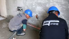 Operarios de Ayaso Sobrido, en una vivienda nueva