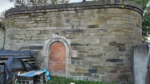 Base de granito de los depsitos del agua para las locomotoras de vapor