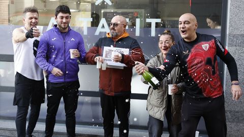 Josu Puelles, a la izquierda, con usuarios del gimnasio premiado en Bilbao