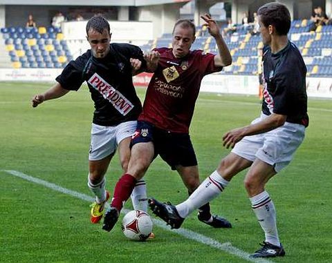 Hugo y Pillado tratan de frenar un avance de Iago Paz, futbolista del Pontevedra.