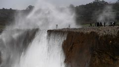 Temporal de olas en la zona de los llamados  Bufones de Pr�a
