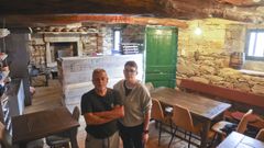Alfonso e Eleonora, pareja y socios, en el interior del local, con el horno de piedra al fondo