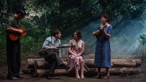 Fotograma del filme de Ryan Coogler �Sinners�; en el centro, los actores Jack O?Connell y Hailee Steinfeld