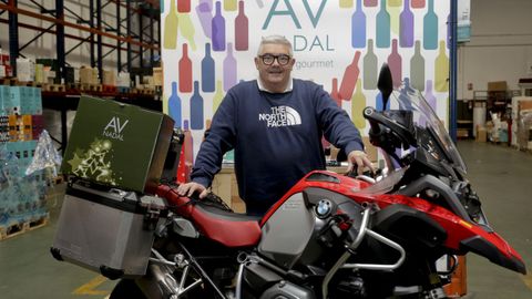Gugui Aradas, con su moto, en el almac�n de Villar Distribuciones, empresa de la que es director comercial
