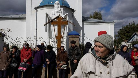 Vecinos de Balakliya, ciudad recientemente liberada por las tropas ucranianas, esperando este lunes a la puerta de una iglesia para recibir ayuda humanitaria