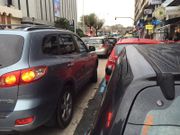 Ni espacio para la doble fila en Ram�n y Cajal.Las compras de �ltima hora ocasionan atascos en el entorno de los centros comerciales, donde los coches en doble fila campan a sus anchas