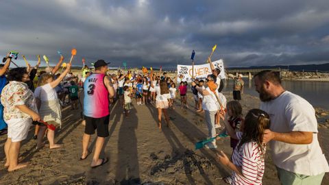 Los vecinos de Baldaio se concentraron el mes pasado para reclamar a la Xunta la reapertura del canal.