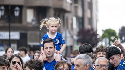 As fue el emocionante recibimiento al autobs del Real Oviedo antes del choque ante el Almera