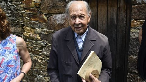 Manuel Casanova, a la salida de la misa en la fiesta de A Veneira, en el a�o 2018