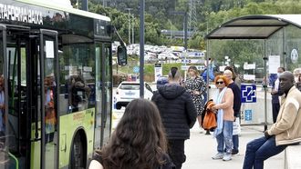 Un autob�s llegando a la parada del Hospital �lvaro Cunqueiro de Vigo, en una imagen de archivo.