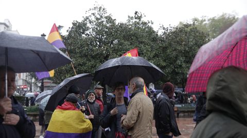 Manifestantes en la protesta republicana y en defensa del pueblo palestino organizada en la plaza de la Escandalera durante la entrega de los Premios Princesa de Asturias 2023.